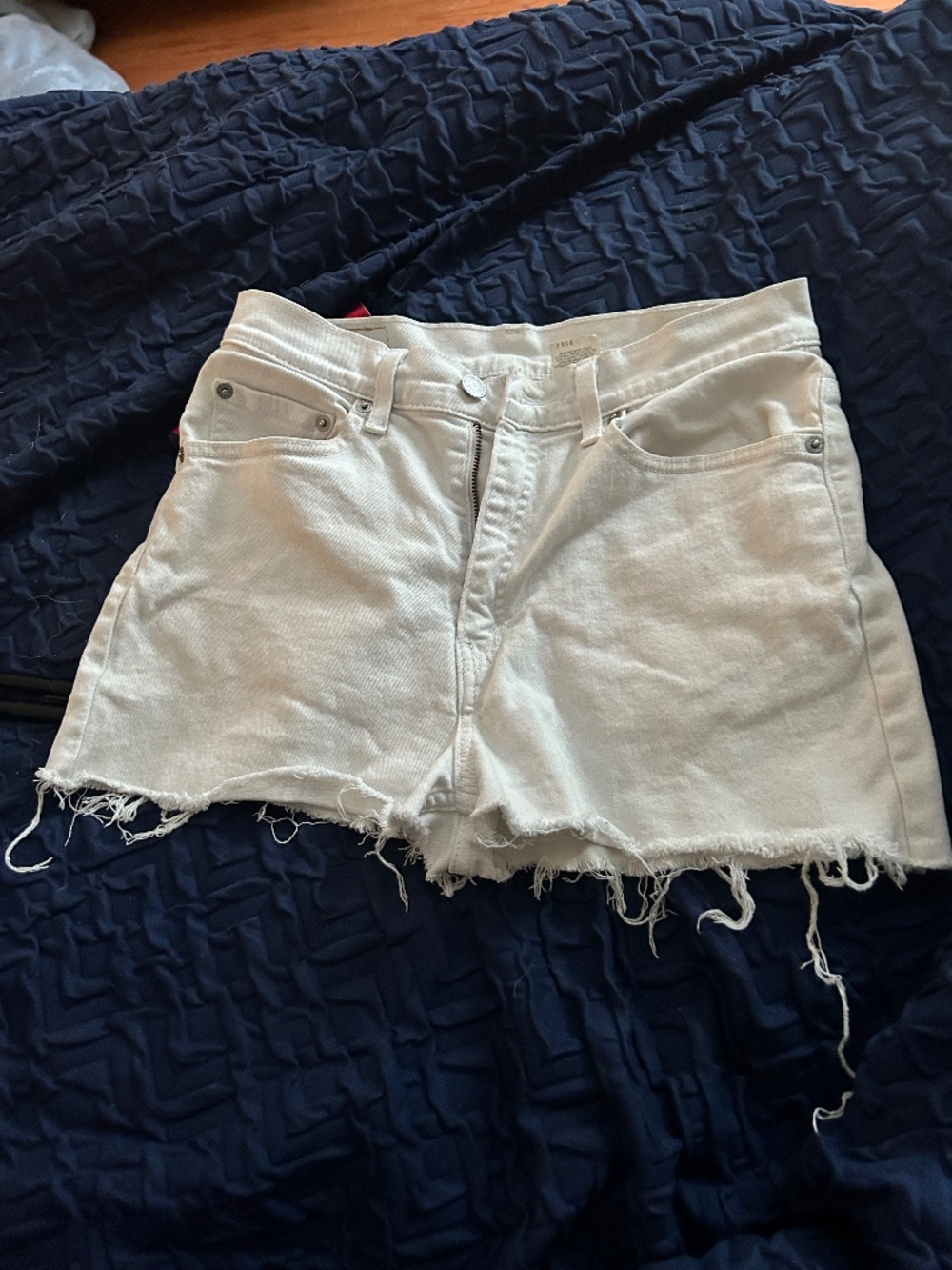 White Levi’s shorts size 6